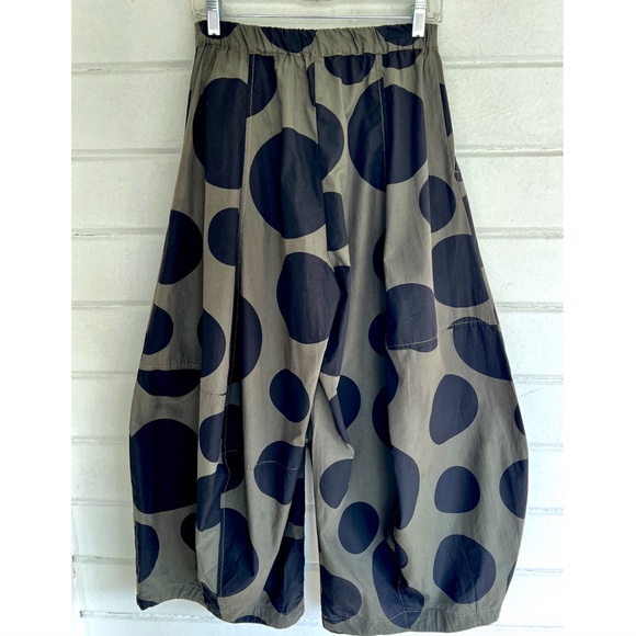 ALEMBIKA URBAN Carnevale Balloon Pants in Green/Black Dots - 1 (U.S. 6-8) - Picture 3 of 13